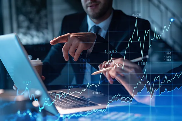 Colegas trabajando en analítica financiera